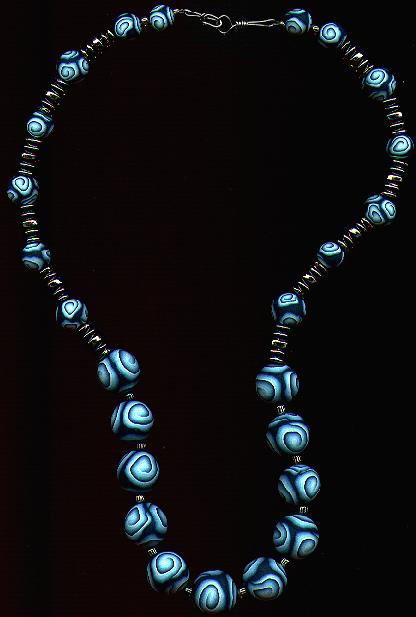[Necklace with spiral-patterned blue beads - 27K]