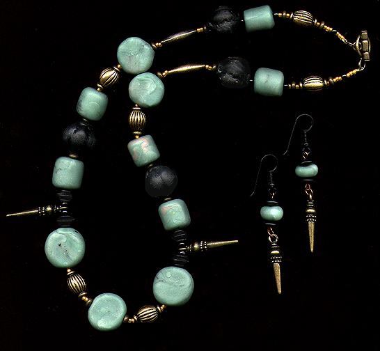[A necklace and earrings of stony jade-green beads - 26K]