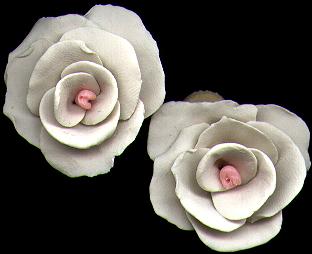 [Sculpted white roses with pink centers - 13K]