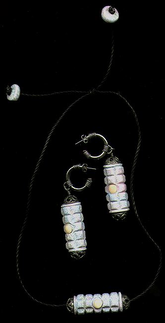 [Necklace and earrings with incised-stone cylindrical beads - 20K]